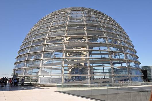Skleněná kopule na budově Reichstagu v Berlíně