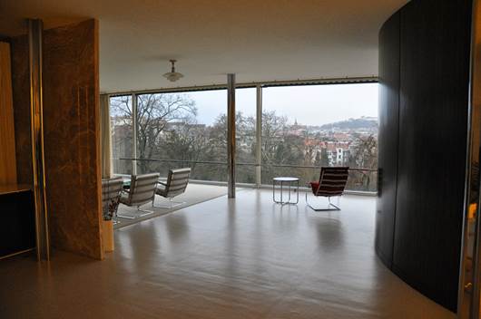 Hlavní obytný prostor - pohled přes výsuvná okna do zahrady a na Brno