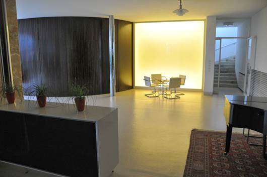 Hlavní obytný prostor - vlevo zeď z luxusního afrického dřeva