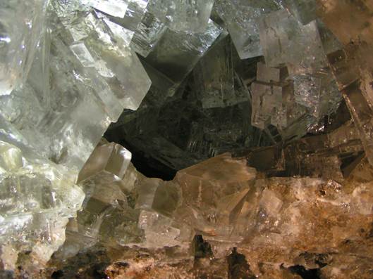 Krystaly halitu (český název halitu je sůl kamenná) v jeskyni v solném dolu Wieliczka